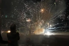 Pháo hoa được ném vào cảnh sát tại Khách sạn Citywest. (Ảnh: PA)