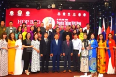 Ông Nguyễn Quốc Thành - Thường trực Ban Công tác Cộng đồng, Đại sứ quán Việt Nam tại Cộng hòa Séc (thứ 6 từ trái sang) và các đại biểu chụp ảnh kỷ niệm tại buổi họp báo. (Ảnh: Việt Thắng/Vietnam+)