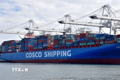 Tàu chở hàng hóa Trung Quốc neo tại cảng Long Beach, California, Mỹ. (Ảnh: THX/TTXVN)
