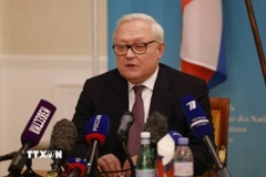 Thứ trưởng Ngoại giao Nga Sergey Ryabkov phát biểu tại một cuộc họp báo ở Geneva, Thụy Sĩ. (Ảnh: Getty Images/TTXVN)