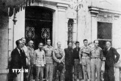 Ngày 6/3/1946, thay mặt Chính phủ Liên hiệp kháng chiến, Chủ tịch Hồ Chí Minh ký Hiệp đinh sơ bộ 6/3 với đại diện Chính phủ Pháp tại Hà Nội. Trong ảnh: Chủ tịch Hồ Chí Minh chụp ảnh với các đại biểu sau lễ ký. (Ảnh: TTXVN)