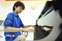 Cao Phú Quý trong giờ luyện tập piano tại Học viện Âm nhạc Quốc gia Việt Nam. (Ảnh: Minh Đức/TTXVN)