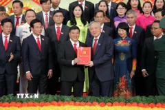 Phó Thủ tướng Thường trực Chính phủ Nguyễn Hòa Bình trao Quyết định của Bộ Chính trị chỉ định Ban Chấp hành, Ban Thường vụ Đảng bộ tỉnh Lâm Đồng. (Ảnh: Chu Quốc Hùng/TTXVN)