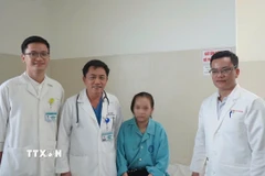 Bác sỹ Bệnh viện Đà Nẵng thăm bệnh nhân trước khi cho xuất viện. (Ảnh: TTXVN phát)