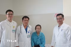Bác sỹ Bệnh viện Đà Nẵng thăm bệnh nhân trước khi cho xuất viện. (Ảnh: TTXVN phát)