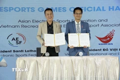 Ông Santi Lothong, Chủ tịch Liên đoàn Thể thao điện tử châu Á (trái) và ông ông Đỗ Việt Hùng - Chủ tịch Hội Thể thao điện tử giải trí Việt Nam tại lễ ký kết Biên bản ghi nhớ hợp tác. (Ảnh: TTXVN phát)