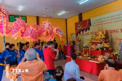 Kiều bào tại Udon Thani dâng hương giỗ Tổ Hùng Vương. (Ảnh: TTXVN phát)