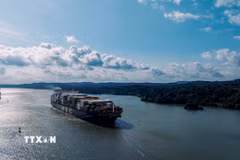 Tàu hàng di chuyển qua Kênh đào Panama. (Ảnh: THX/TTXVN)
