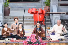 Nghệ sỹ nhân dân Xuân Hoạch cùng các học trò nhí biểu diễn chùm ca khúc ''Công cha nghĩa mẹ'', ''Ngoan'", ''Mẹ'' tại Chương trình biểu diễn nghệ thuật truyền thống diễn ra ngày 4/1/2026, tại không gian văn hóa Hồ Văn (Trung tâm Hoạt động văn hóa khoa học Văn Miếu-Quốc Tử Giám). (Ảnh: Khánh Hòa/TTXVN)