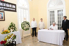 Bí thư thứ nhất Ban Chấp hành Trung ương Đảng Cộng sản và Chủ tịch Cuba Miguel Díaz-Canel Bermúdez ghi sổ tang. (Ảnh: Việt Hùng/TTXVN)