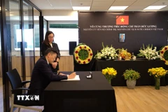 Đại sứ Singapore tại Israel, Ian Mak Jung-I ghi sổ tang tưởng nhớ nguyên Chủ tịch nước Việt Nam Trần Đức Lương. (Ảnh: Phạm Hà/TTXVN)