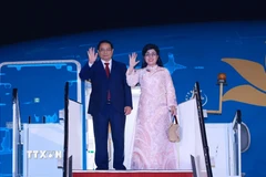 Thủ tướng Phạm Minh Chính và Phu nhân đến thủ đô Kuala Lumpur bắt đầu chuyến thăm chính thức Malaysia và tham dự Hội nghị Cấp cao ASEAN lần thứ 46. (Ảnh: Dương Giang/TTXVN)