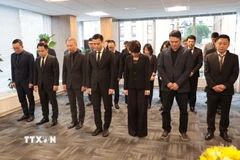 Một phút mặc niệm của thành viên Cơ quan đại diện Việt Nam tại New York, Mỹ. (Ảnh: Lê Hoàng/TTXVN)