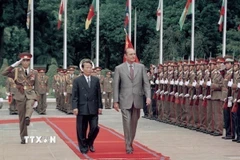 Chủ tịch nước Trần Đức Lương chủ trì Lễ đón Tổng thống Pháp Jacques Chirac thăm chính thức Việt Nam và dự Hội nghị Cấp cao Diễn đàn Á-Âu lần thứ 5 (ASEM 5), từ ngày 6 - 8/10/2004. (Ảnh: Nguyễn Khang/TTXVN)
