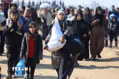 Người dân sơ tán tránh xung đột trở về nhà ở Dải Gaza khi lệnh ngừng bắn giữa Israel và phong trào Hamas có hiệu lực. (Ảnh: THX/TTXVN)