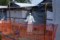 Nhân viên y tế làm việc tại trung tâm điều trị Ebola ở Bulape, CHDC Congo. (Ảnh: THX/TTXVN)