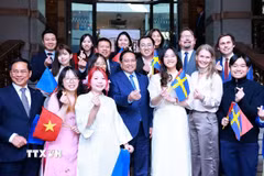 Thủ tướng Phạm Minh Chính với sinh viên, lưu học sinh Việt Nam tại Đại học Kinh tế Stockholm. (Ảnh: Dương Giang/TTXVN)