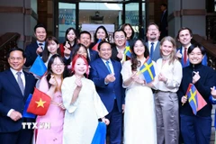 Thủ tướng Phạm Minh Chính với sinh viên, lưu học sinh Việt Nam tại Đại học Kinh tế Stockholm. (Ảnh: Dương Giang/TTXVN)