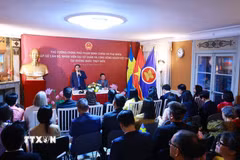 Thủ tướng Phạm Minh Chính phát biểu tại buổi gặp cán bộ, nhân viên Đại sứ quán và cộng đồng người Việt Nam tại Thụy Điển. (Ảnh: Dương Giang/TTXVN)