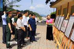 Các đại biểu tham quan triển lãm ảnh. (Ảnh: Phan Quân/TTXVN)