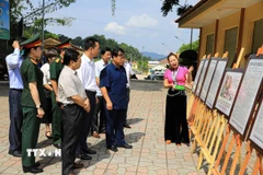 Các đại biểu tham quan triển lãm ảnh. (Ảnh: Phan Quân/TTXVN)