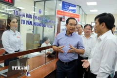 Chủ tịch Ủy ban Nhân dân Thành phố Hồ Chí Minh Nguyễn Văn Được kiểm tra Trung tâm Dịch vụ Hành chính công phường Bà Rịa. (Ảnh: Đoàn Mạnh Dương/TTXVN)