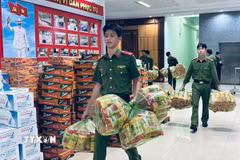 Thực phẩm, nhu yếu phẩm được lực lượng Công an Đắk Lắk vận chuyển về vùng lũ. (Ảnh: TTXVN phát)