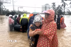 Nhiều hộ dân vùng ngập sâu ở Đắk Lắk được đưa đến nơi an toàn. (Ảnh: Tường Quân/TTXVN)