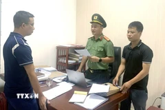 Cơ quan công an khởi tố đối tượng Nguyễn Đức Thịnh (trái). (Ảnh: TTXVN phát)