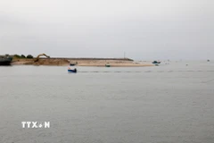 Các đơn vị triển khai nạo vét phần bị bồi lấp trong cảng cá Phan Thiết (phường Phan Thiết, Lâm Đồng), đảm bảo an toàn cho tàu cá neo đậu. (Ảnh: Nguyễn Thanh/TTXVN)