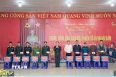 Đại tướng Nguyễn Trọng Nghĩa, Ủy viên Bộ Chính trị, Bí thư Trung ương Đảng, Chủ nhiệm Tổng cục Chính trị Quân đội Nhân dân Việt Nam tặng quà Tết tại xã Quảng Trực, tỉnh Lâm Đồng. (Ảnh: Hưng Thịnh/TTXVN)