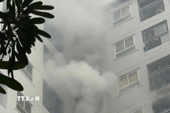 Khói đen bao trùm cả căn hộ. (Ảnh: Hùng Mạnh/TTXVN)