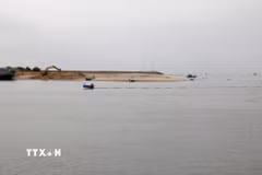Các đơn vị triển khai nạo vét phần bị bồi lấp trong cảng cá Phan Thiết (phường Phan Thiết, Lâm Đồng), đảm bảo an toàn cho tàu cá neo đậu. (Ảnh: Nguyễn Thanh/TTXVN)