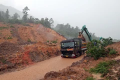 Hiện các lực lượng chức năng đã tổ chức phân luồng giao thông từ xa, cấm các phương tiện lưu thông trên tuyến đường này, đồng thời huy động nhân lực và phương tiện khẩn trương khắc phục để sớm thông tuyến trở lại. (Ảnh: Đỗ Trưởng/TTXVN)