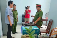 Công an đọc lệnh bắt tạm giam đối với cựu Phó Chủ tịch Ủy ban Nhân dân thành phố Long Xuyên Đào Văn Ngọc. (Ảnh: Công an cung cấp)