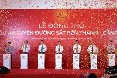Các đại biểu thực hiện nghi thức động thổ dự án metro Bến Thành-Cần Giờ. (Ảnh: Tiến Lực/TTXVN)