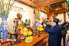 Chủ tịch Quốc hội Trần Thanh Mẫn dâng hương, tưởng nhớ Trưởng Ban Thường trực Quốc hội Bùi Bằng Đoàn. (Ảnh: Doãn Tấn/TTXVN)