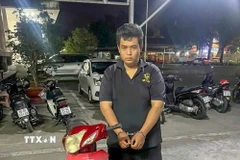 Đối tượng Nguyễn Huỳnh Khánh Duy và phương tiện gây án. (Ảnh: TTXVN phát)