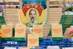 Cuốn sách của Đại tướng Phan Văn Giang, Ủy viên Bộ Chính trị, Phó Bí thư Quân ủy Trung ương, Bộ trưởng Bộ Quốc phòng. (Ảnh: Hiền Hạnh/TTXVN)