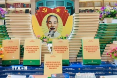 Cuốn sách của Đại tướng Phan Văn Giang, Ủy viên Bộ Chính trị, Phó Bí thư Quân ủy Trung ương, Bộ trưởng Bộ Quốc phòng. (Ảnh: Hiền Hạnh/TTXVN)