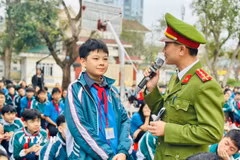 Sau các buổi tuyên truyền, học sinh không chỉ cam kết không vi phạm mà còn trở thành những "tuyên truyền viên nhỏ tuổi" lan tỏa thông điệp đến gia đình và cộng đồng. (Ảnh: TTXVN phát)