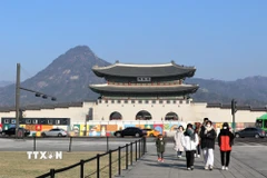 Du khách tham quan quảng trường Gwanghwamun. (Ảnh: Khánh Vân/TTXVN)