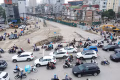 Giao thông tại khu vực nút giao La Thành-Nguyễn Chí Thanh trong ngày đầu phân luồng phục vụ thi công hạng mục cầu vượt thuộc dự án xây dựng đường Vành đai 1, đoạn Hoàng Cầu-Voi Phục. (Ảnh: Quốc Khánh/TTXVN)