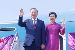 Tổng Bí thư, Chủ tịch nước Tô Lâm và Phu nhân tại sân bay quốc tế Udon Thani. (Ảnh: Thống Nhất/TTXVN)