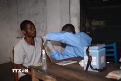 Nhân viên y tế tiêm vaccine phòng Ebola cho người dân tại Bulape, CHDC Congo. (Ảnh: THX/TTXVN)