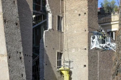 Tháp thời trung cổ Torre dei Conti bất ngờ đổ sập. (Ảnh: Xinhua)