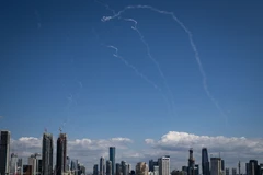 Những vệt khói trên bầu trời Tel Aviv (Israel) khi hệ thống phòng không Israel đánh chặn tên lửa từ Iran ngày 1/3/2026. (Ảnh: THX/TTXVN)