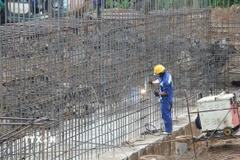 Thi công tại Dự án thành phần 2 cao tốc Cao Lãnh - An Hữu, giai đoạn 1. (Ảnh: Đức Tâm/TTXVN)