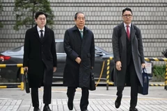 Cựu Thủ tướng Hàn Quốc Han Duck Soo (giữa). (Ảnh: AFP)