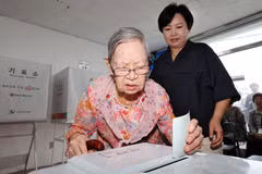 Cử tri bỏ phiếu trong cuộc bầu cử địa phương tại điểm bầu cử ở thành phố Gwangju, Hàn Quốc ngày 3/6/2026. (Ảnh: Yonhap/TTXVN)